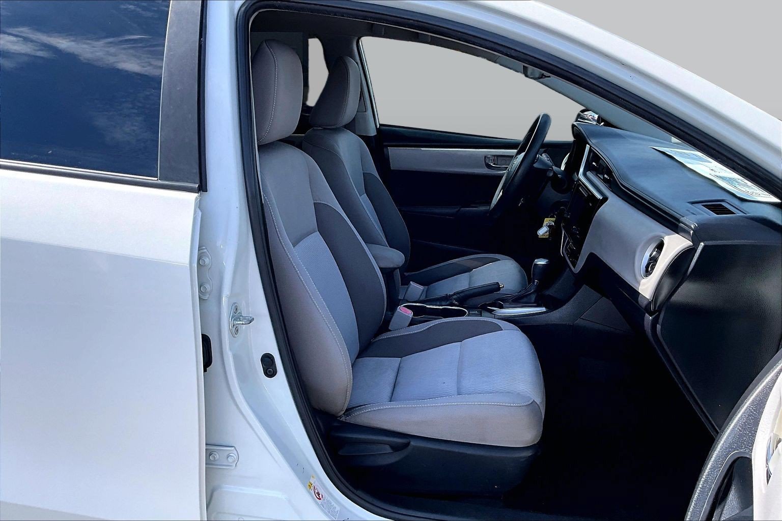 Used 2017 Toyota Corolla LE w/ Carpet Mat Package (TMS) FWD image 7