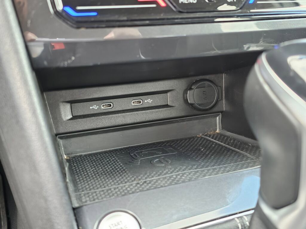 Used 2022 Volkswagen Tiguan SE image 33