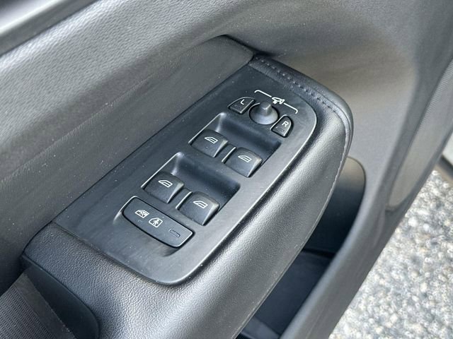 Used 2023 Volvo XC60 B5 Plus image 23