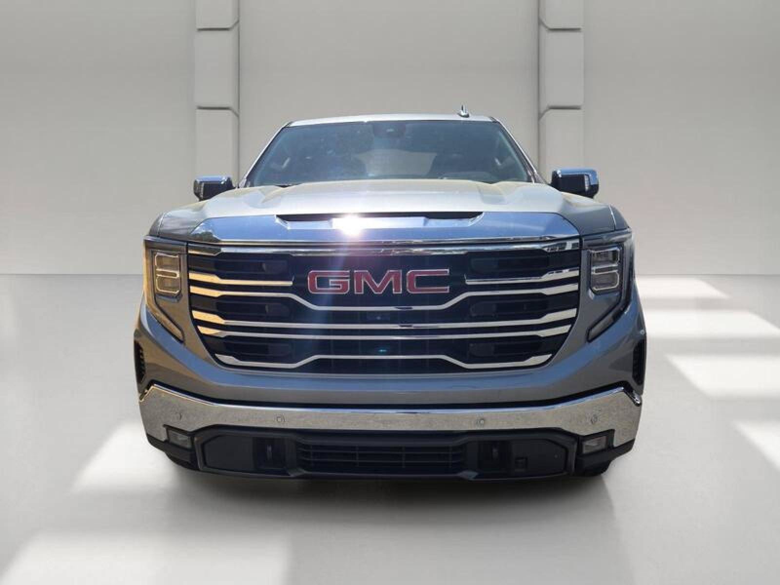 Used 2023 GMC Sierra 1500 SLT w/ SLT Premium Plus Package AWD/4WD image 2