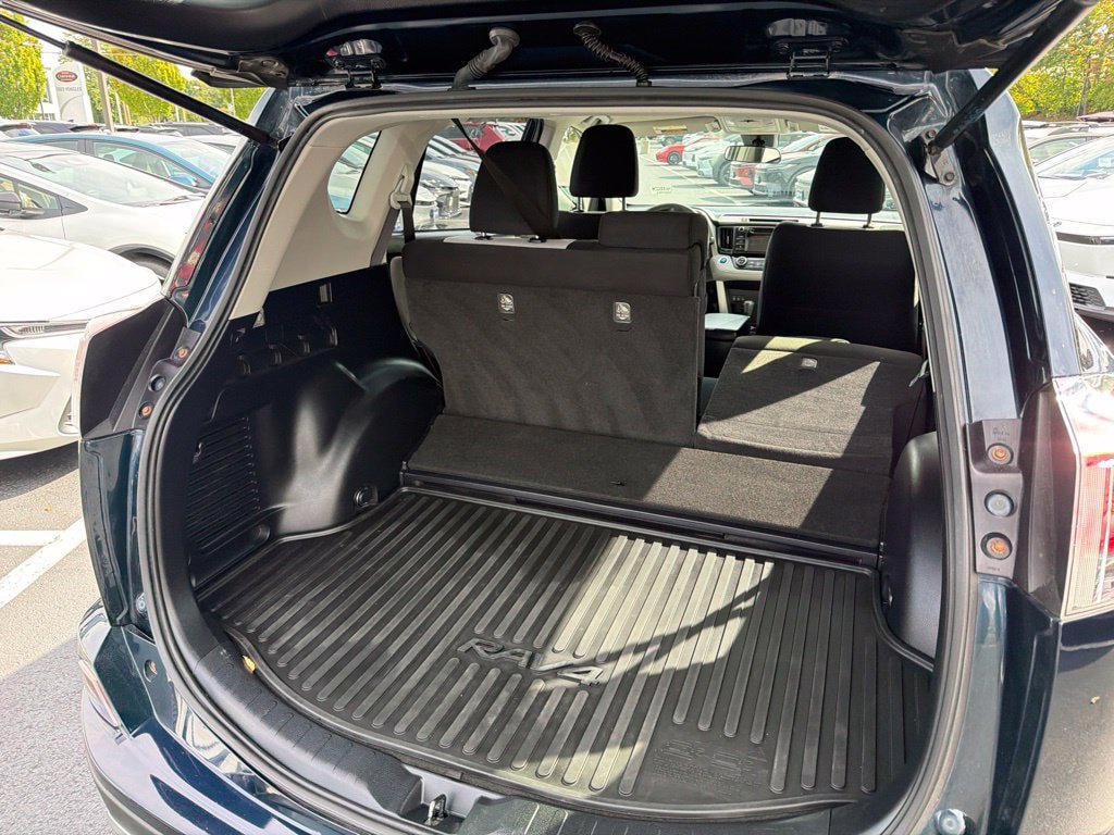 Certified 2018 Toyota RAV4 LE AWD/4WD image 9