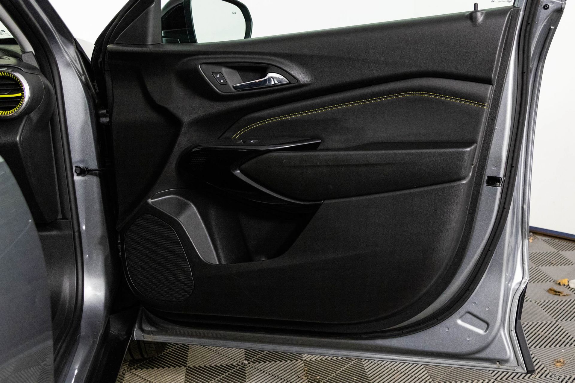 Used 2024 Chevrolet Trax ACTIV w/ Sunroof Package image 41