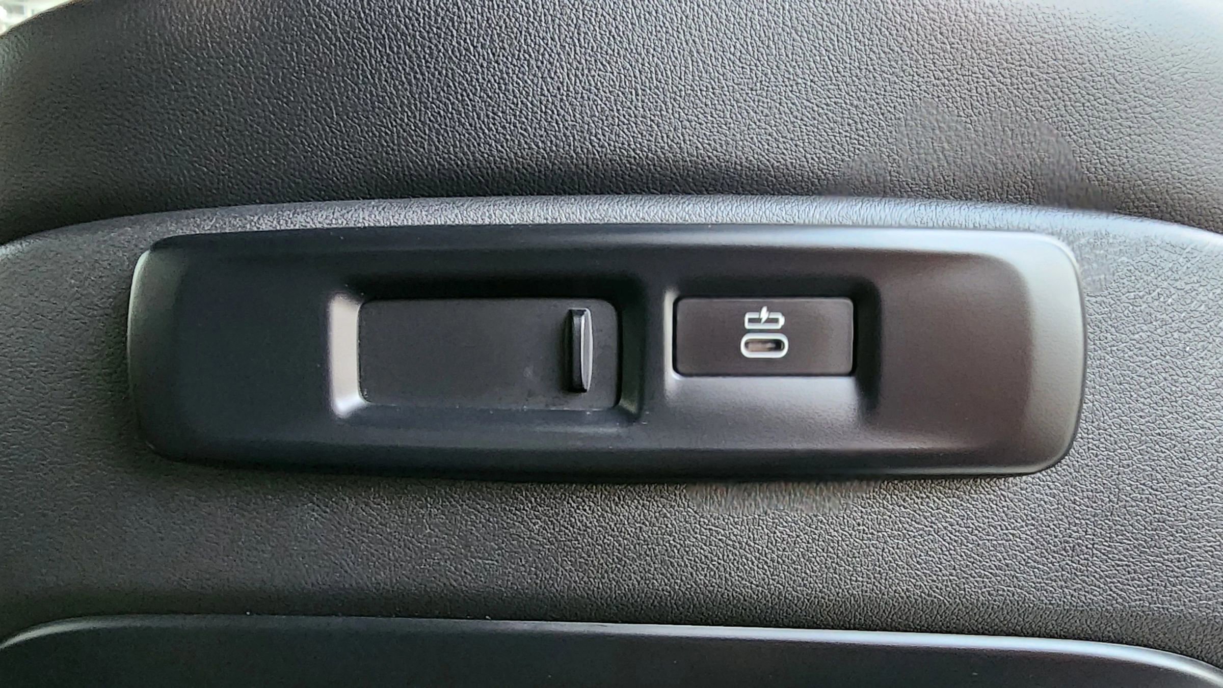 Used 2020 BMW X5 M50i w/ Premium Package image 27