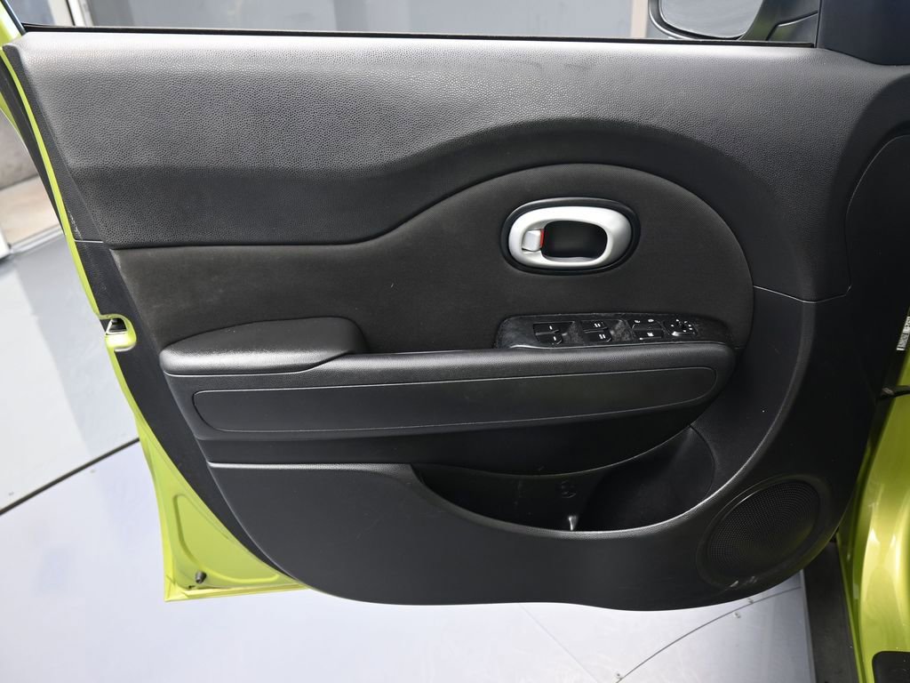Used 2016 Kia Soul + image 12