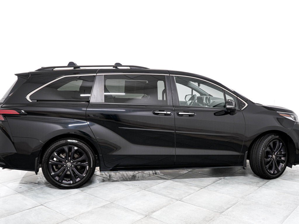 Used 2024 Toyota Sienna XSE w/ XSE Premium Package FWD image 7