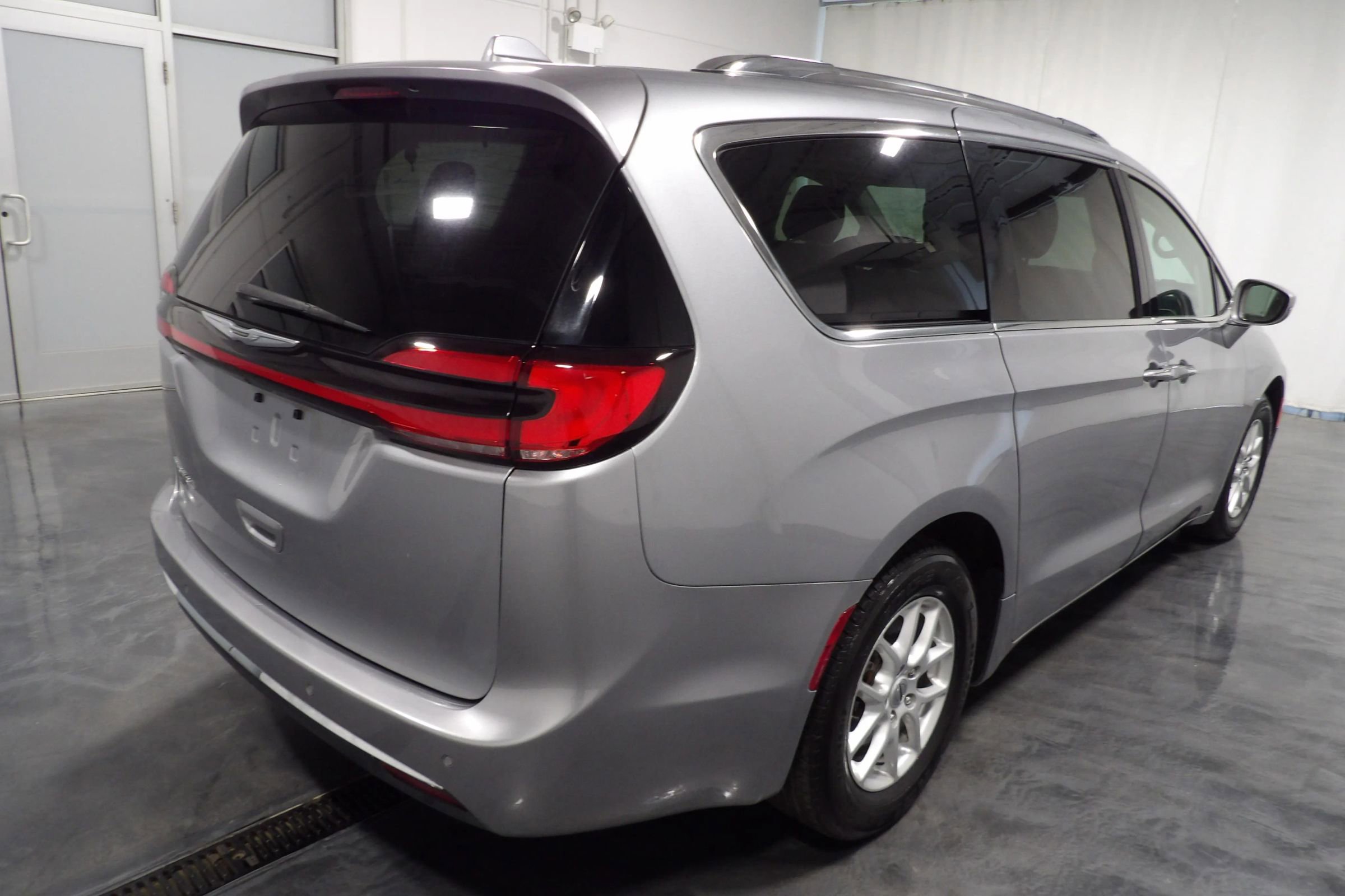 Used 2021 Chrysler Pacifica Touring-L image 5