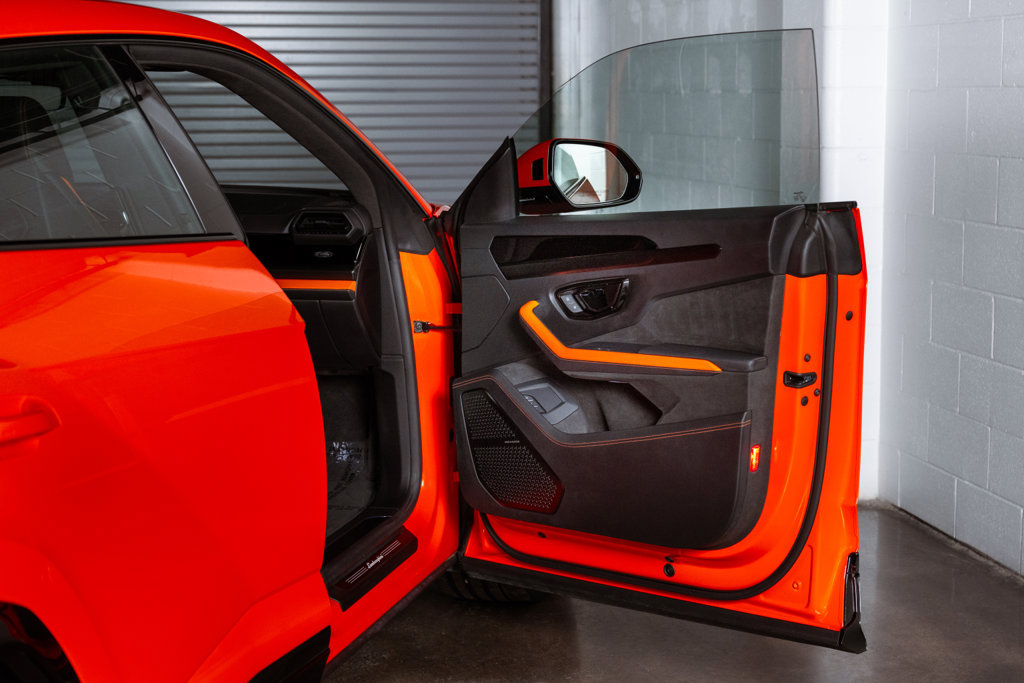 Used 2025 Lamborghini Urus SE AWD/4WD image 30