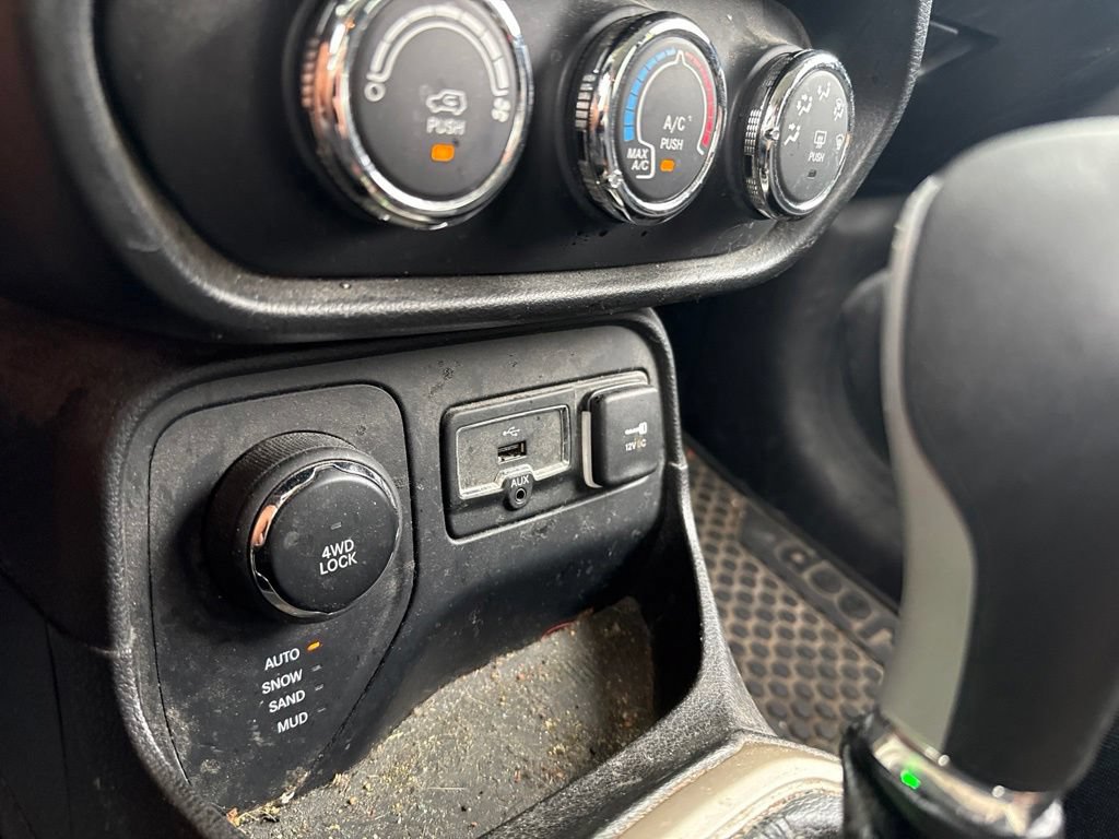 Used 2017 Jeep Renegade Latitude AWD/4WD image 26