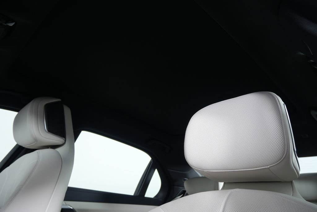 Used 2025 BMW i7 xDrive60 w/ Premium Package image 12