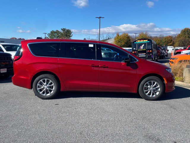 New 2026 Chrysler Pacifica Limited w/ Uconnect Theater Family Group AWD/4WD image 9