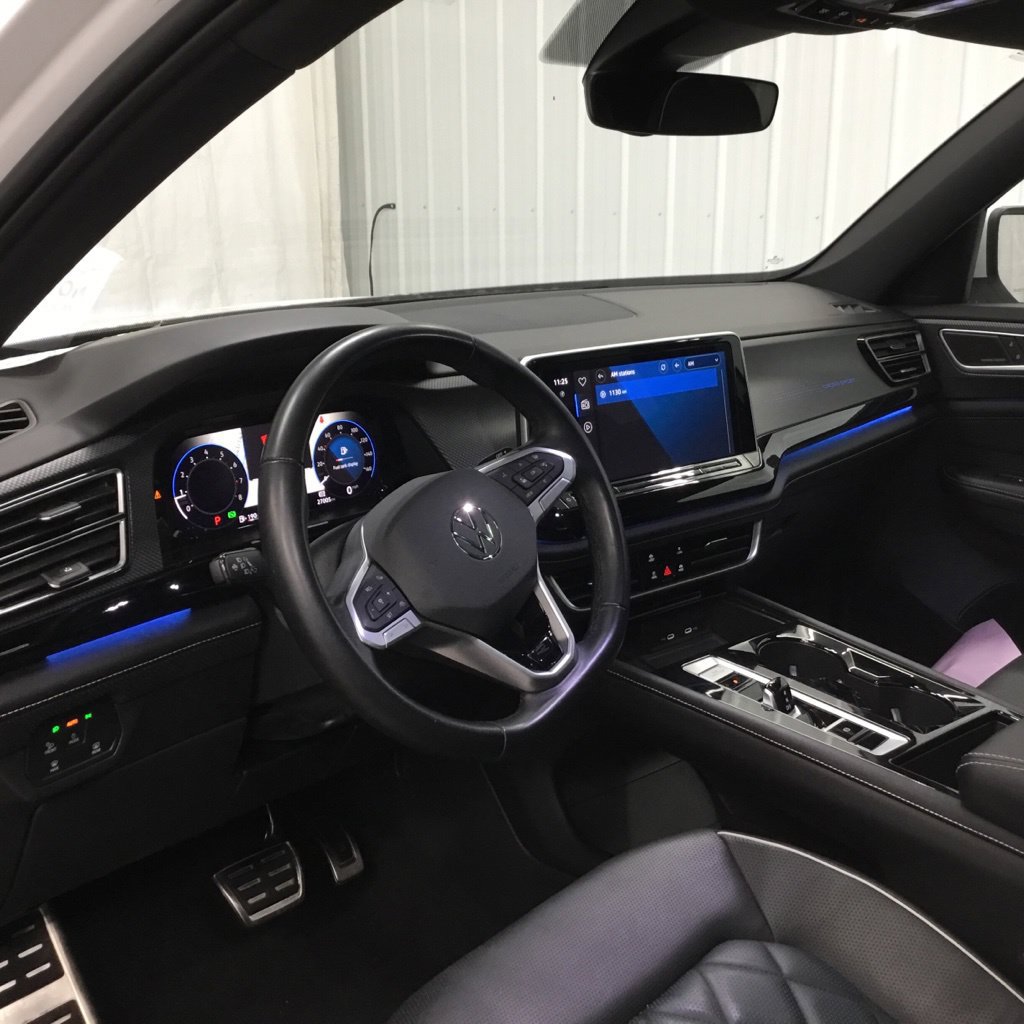 Used 2024 Volkswagen Atlas Cross Sport SEL Premium R-Line AWD/4WD image 11