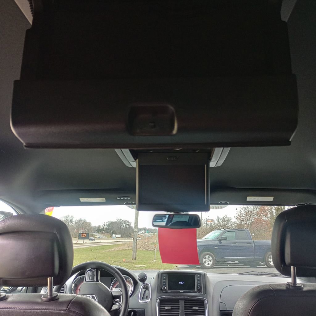 Used 2018 Dodge Grand Caravan SXT w/ Driver Convenience Group image 18