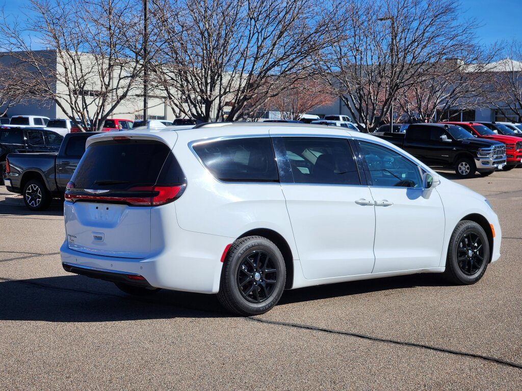 Used 2022 Chrysler Pacifica Touring-L image 3