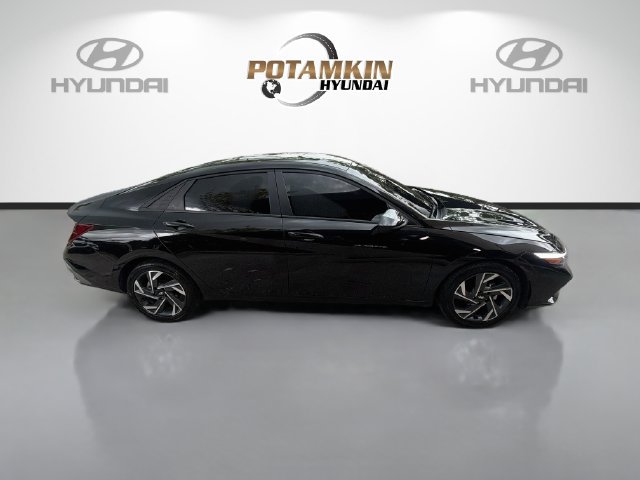 Used 2025 Hyundai Elantra Sport FWD image 4