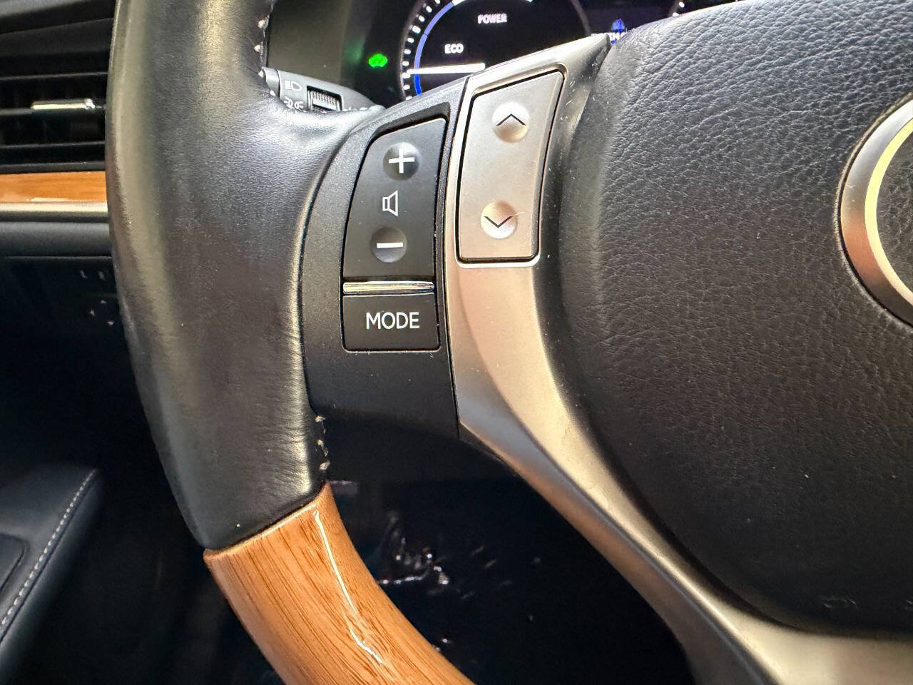 Used 2015 Lexus ES 300h w/ Navigation System Package FWD image 23