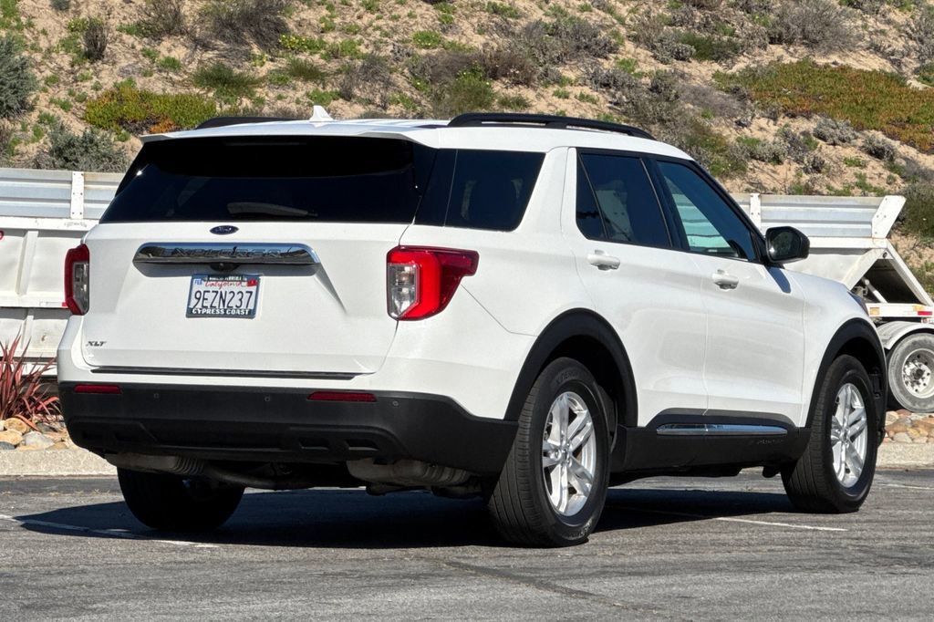 Certified 2022 Ford Explorer XLT image 3
