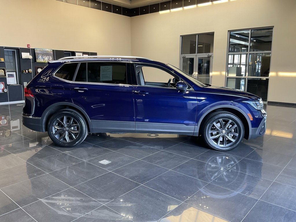 Used 2023 Volkswagen Tiguan SE w/ Panoramic Sunroof Package image 6