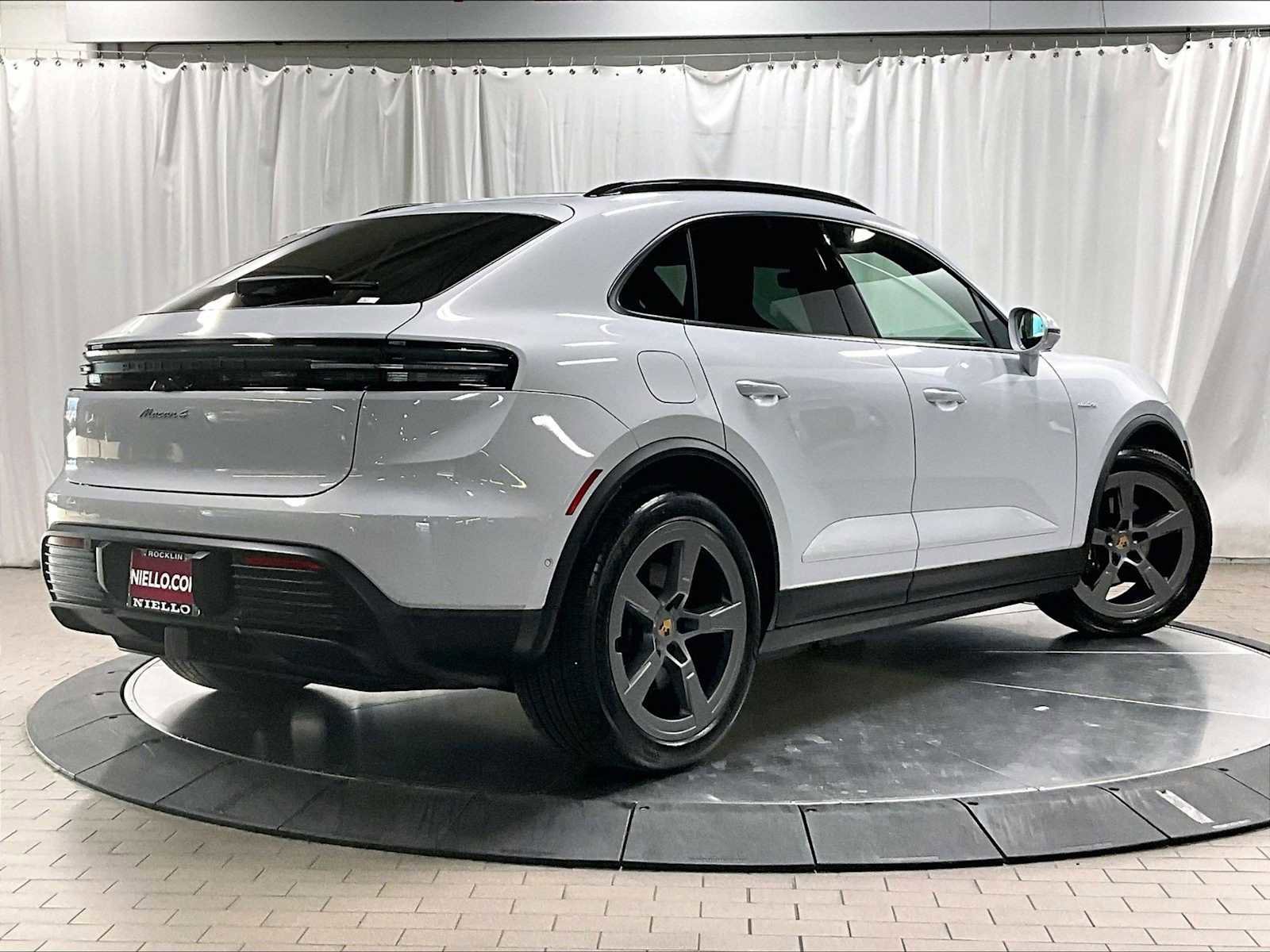 Used 2024 Porsche Macan 4 Electric image 10