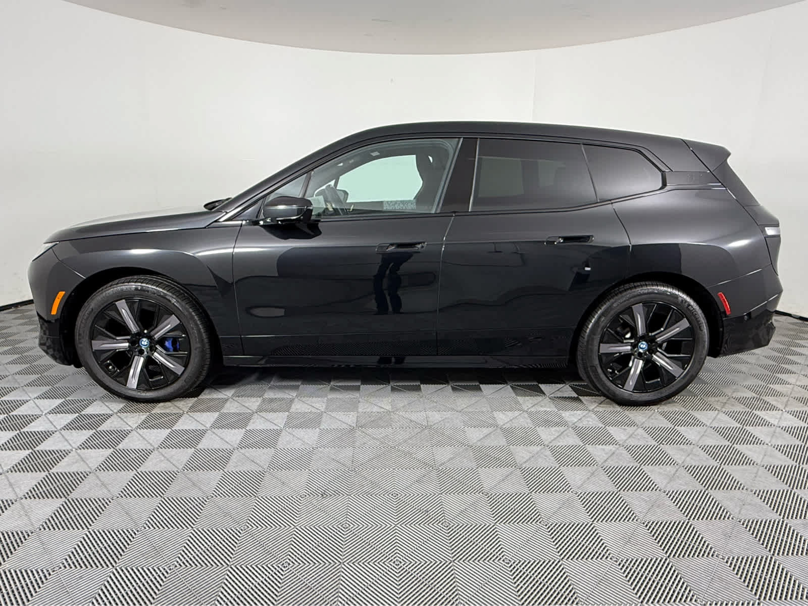 Used 2024 BMW iX xDrive50 w/ Sport Package AWD/4WD image 6