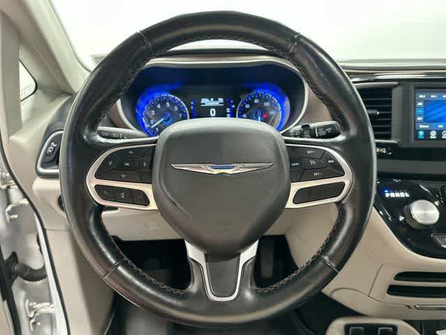 Used 2019 Chrysler Pacifica Touring-L FWD image 7
