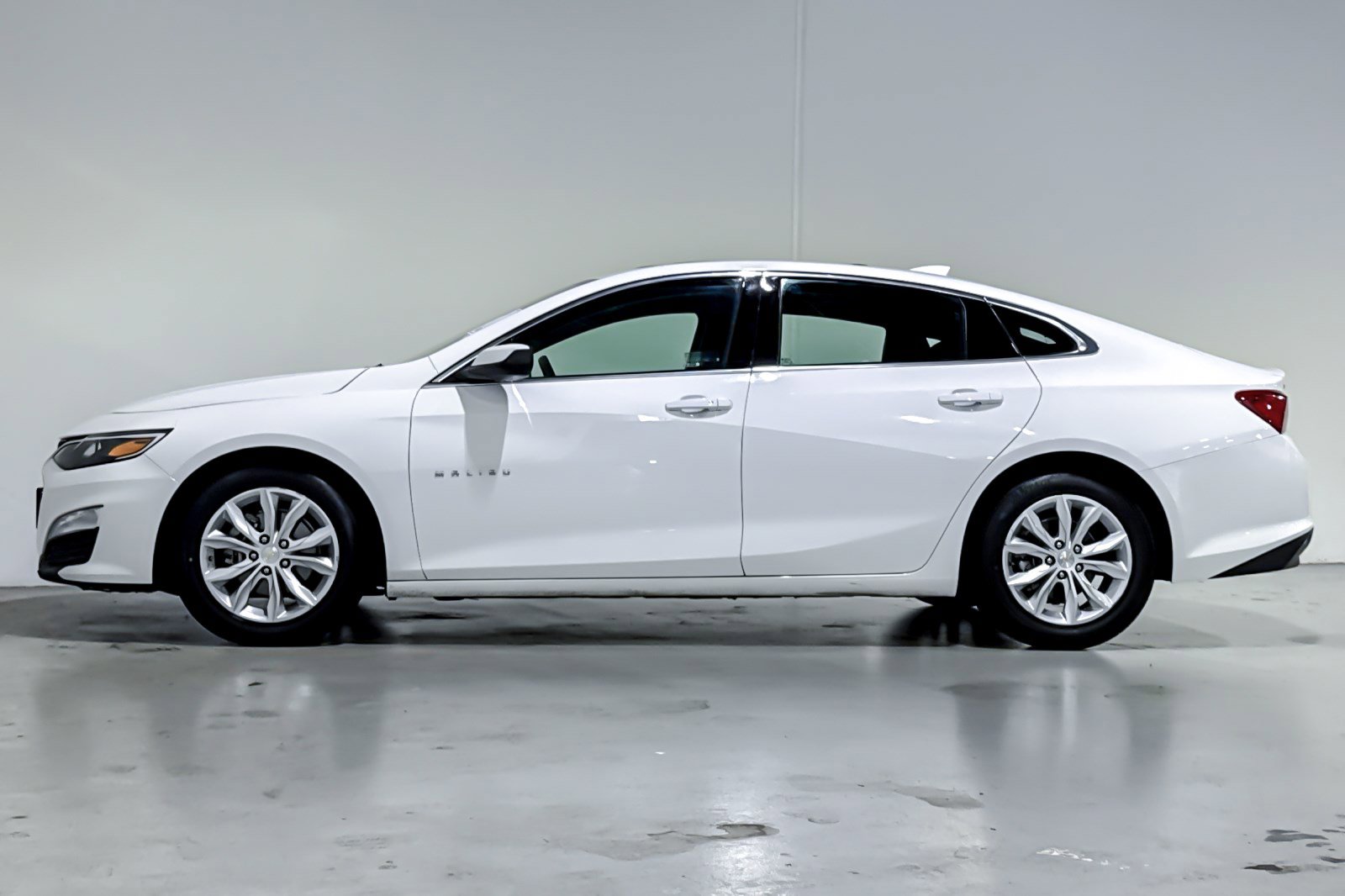 Used 2024 Chevrolet Malibu LT FWD image 2