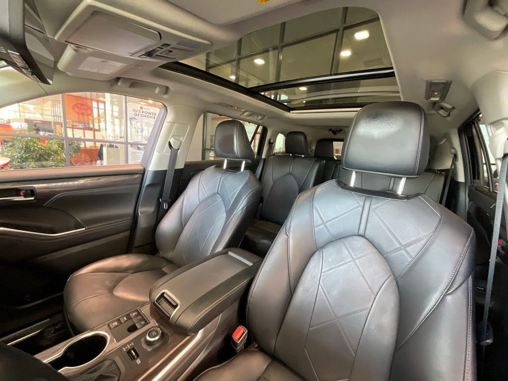 Used 2024 Toyota Highlander Platinum image 9