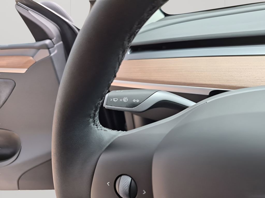 Used 2025 Tesla Model Y Performance image 30