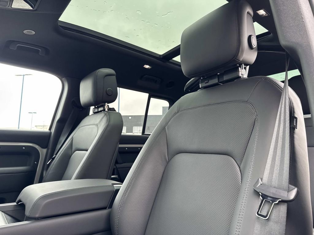 New 2026 Land Rover Defender 130 X-Dynamic SE image 21