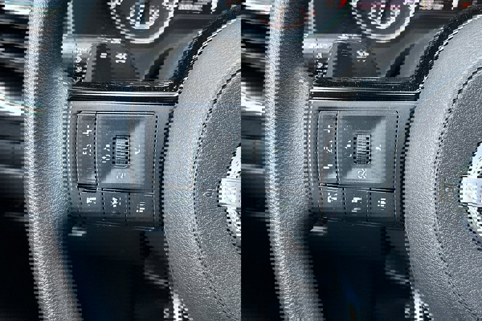 Used 2023 Nissan Rogue SV image 27