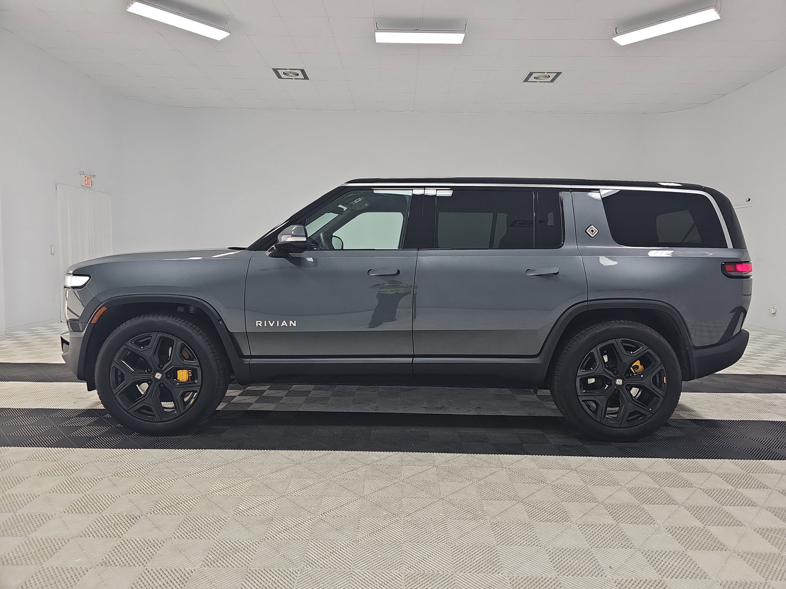 Used 2024 Rivian R1S Adventure image 2