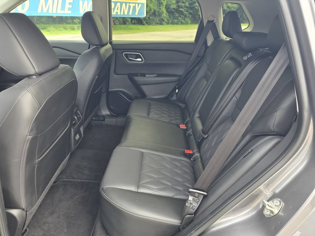Used 2025 Nissan Rogue Platinum FWD image 11
