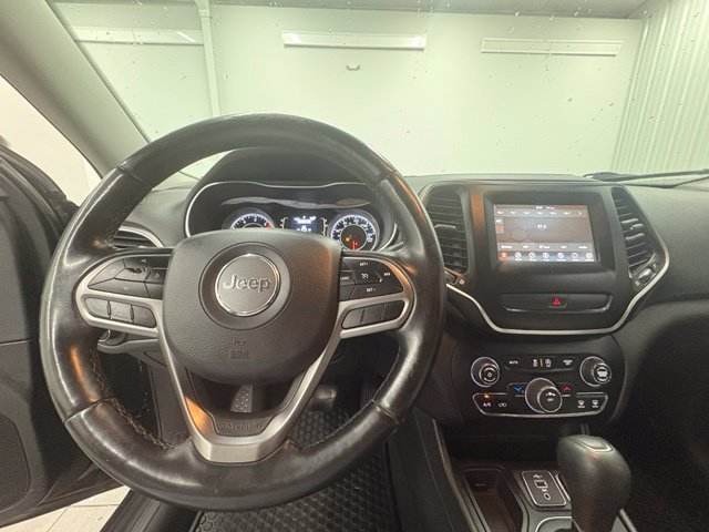 Used 2019 Jeep Cherokee Latitude w/ Cold Weather Group FWD image 19
