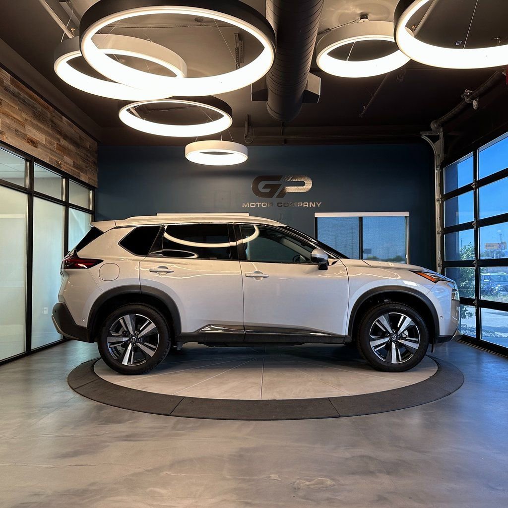 Used 2021 Nissan Rogue Platinum image 2