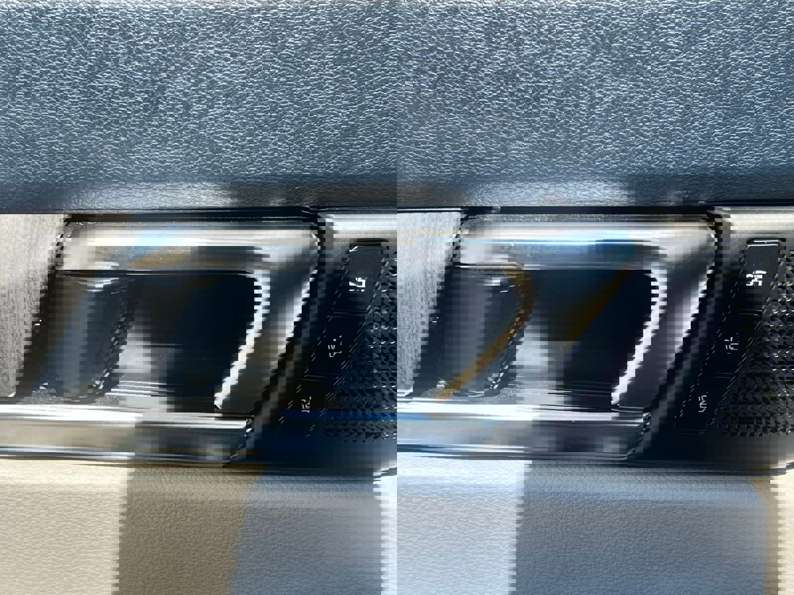 Used 2025 Kia Telluride SX w/ SX Captain's Chair Package image 28