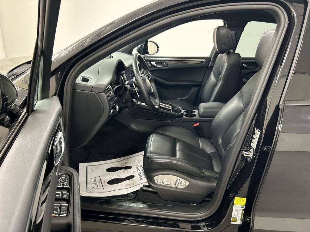 Certified 2024 Porsche Macan AWD/4WD image 9