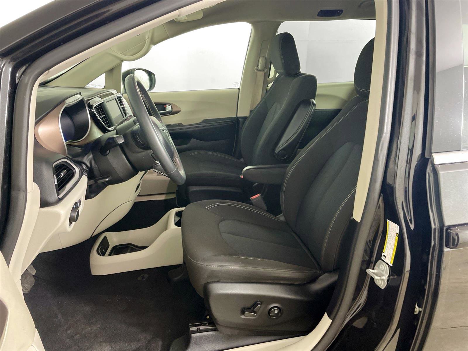 Used 2022 Chrysler Voyager LX image 19