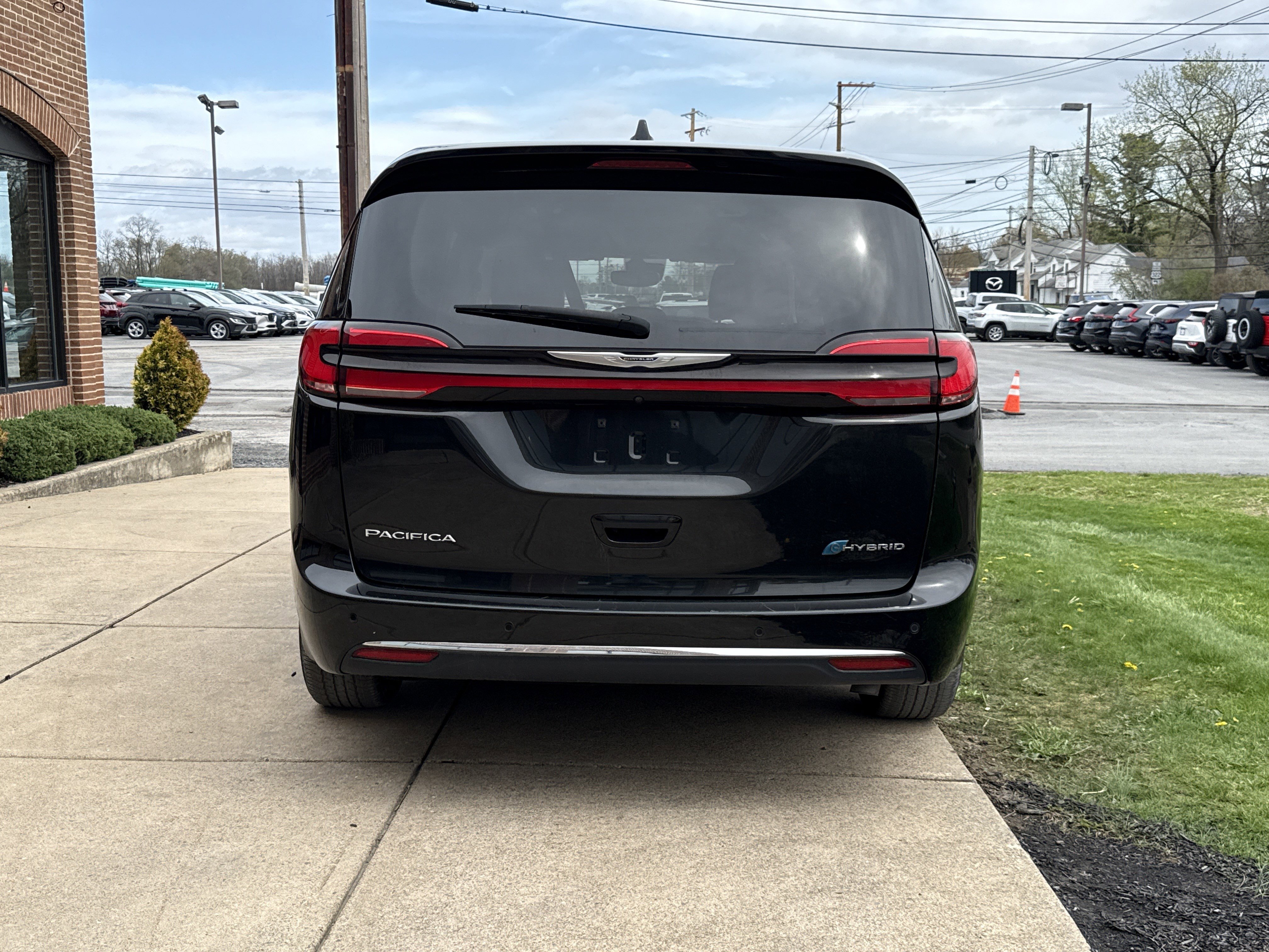 Used 2023 Chrysler Pacifica Touring-L image 4