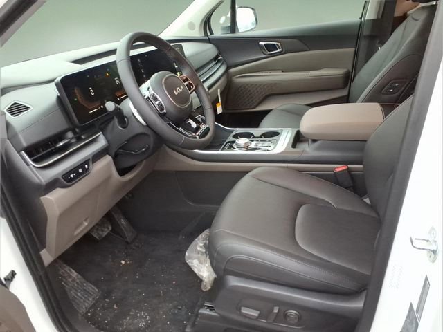 Used 2025 Kia Carnival EX image 11