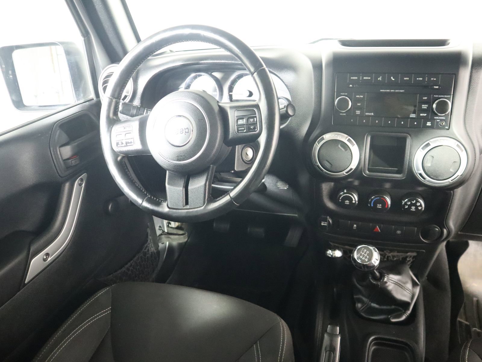 Used 2015 Jeep Wrangler Rubicon w/ Connectivity Group AWD/4WD image 26
