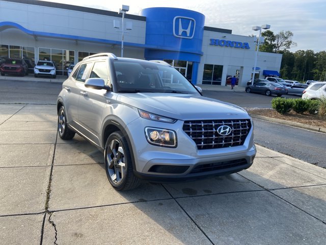 Used 2025 Hyundai Venue SEL FWD image 2