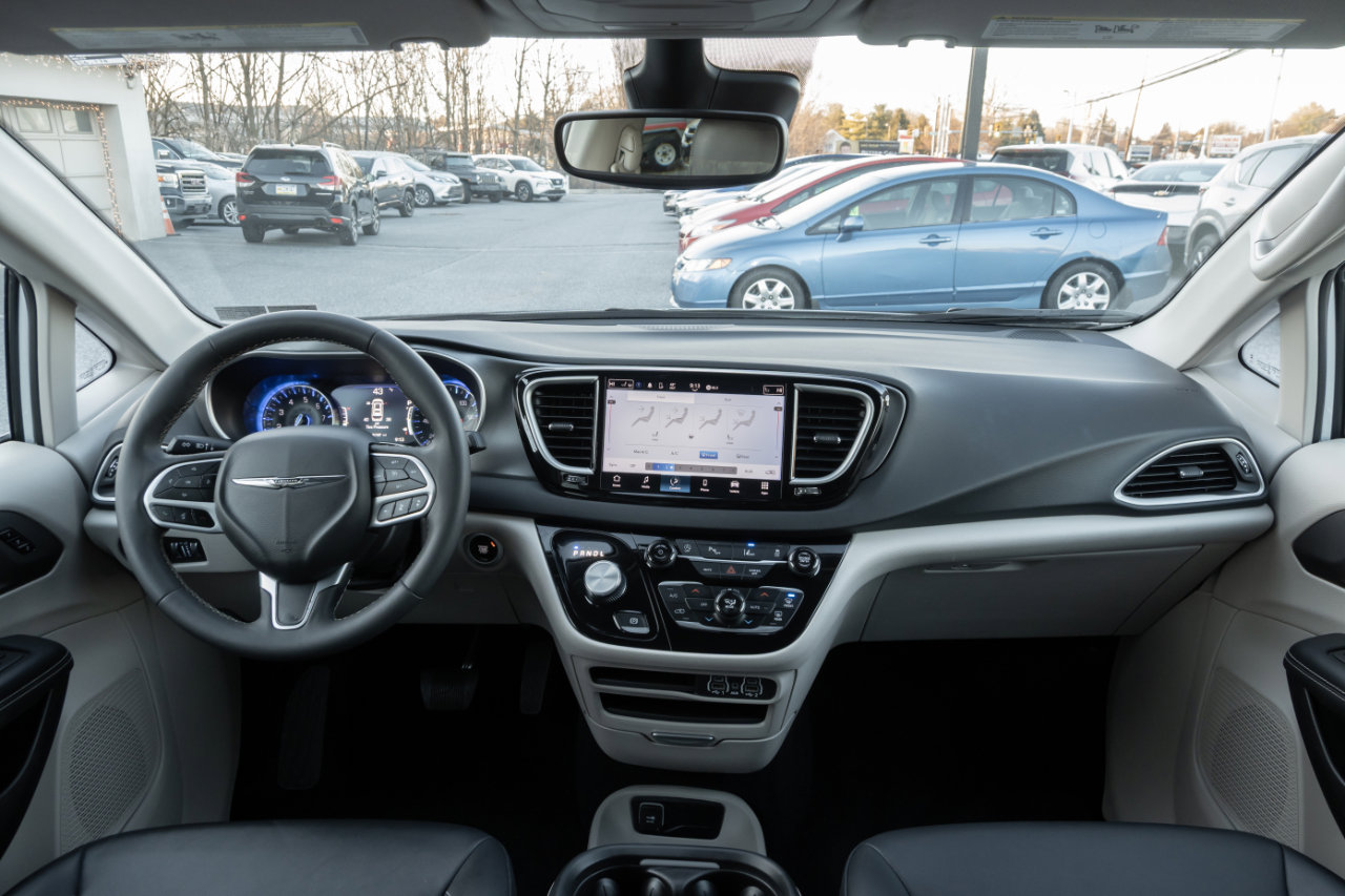 Used 2024 Chrysler Pacifica Touring-L image 2