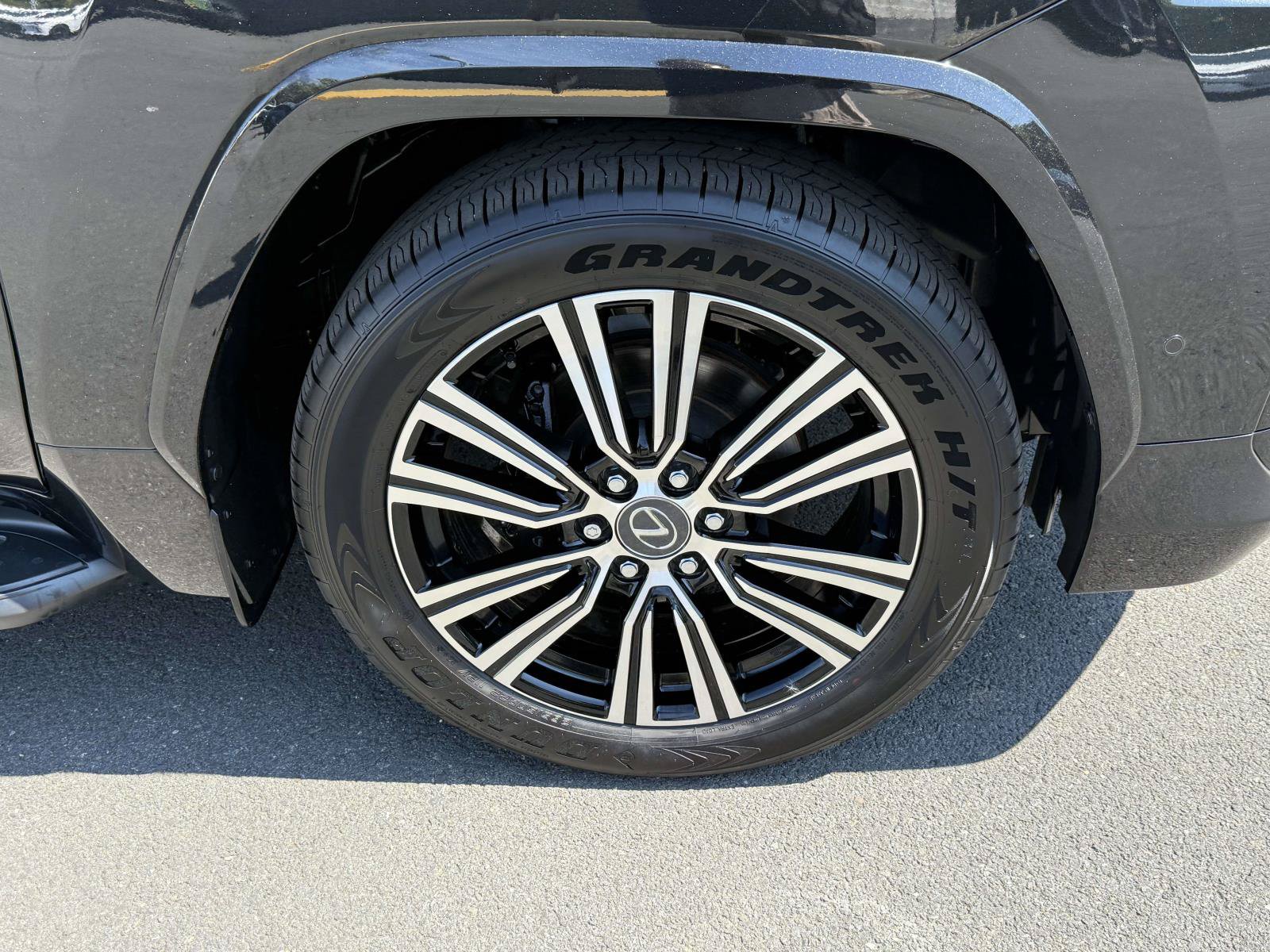 Used 2025 Lexus LX 700h Luxury AWD/4WD image 7