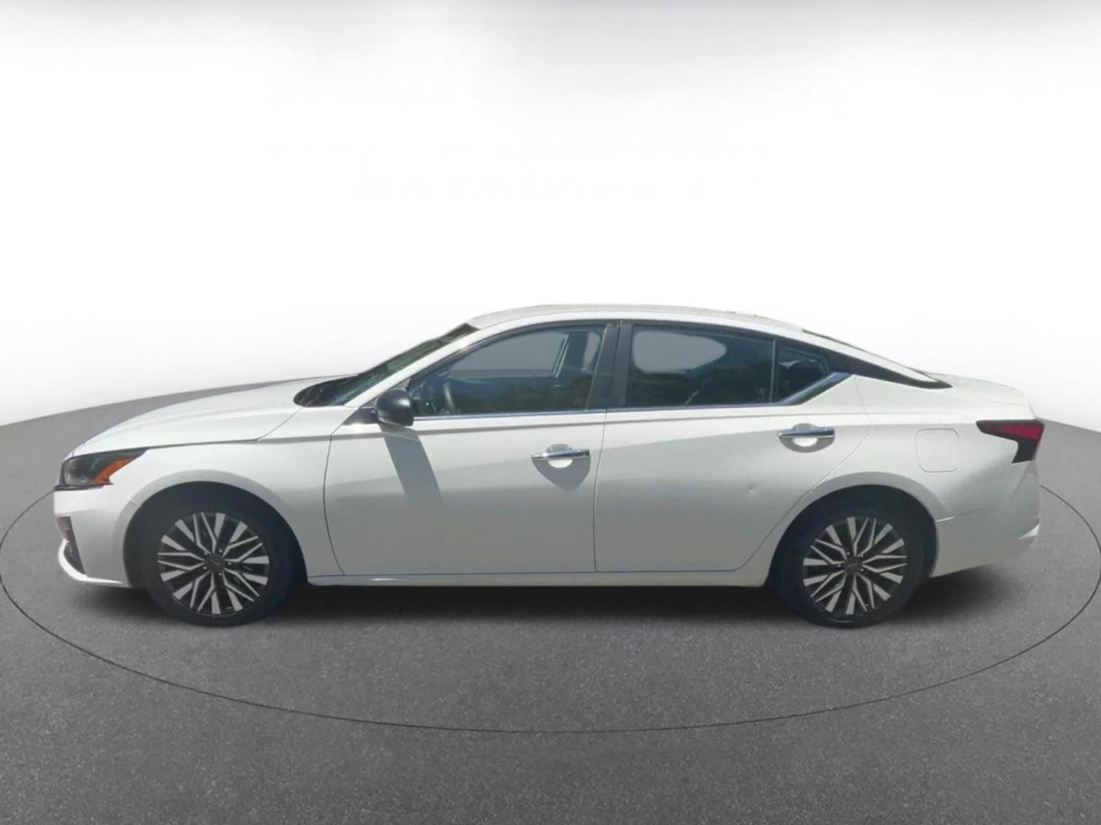 Used 2025 Nissan Altima 2.5 SV FWD image 9