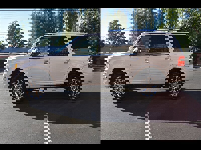 Used 2017 Ford Expedition Limited w/ Equipment Group 301A image 4