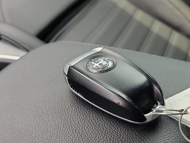Used 2022 Alfa Romeo Giulia Veloce AWD/4WD image 36
