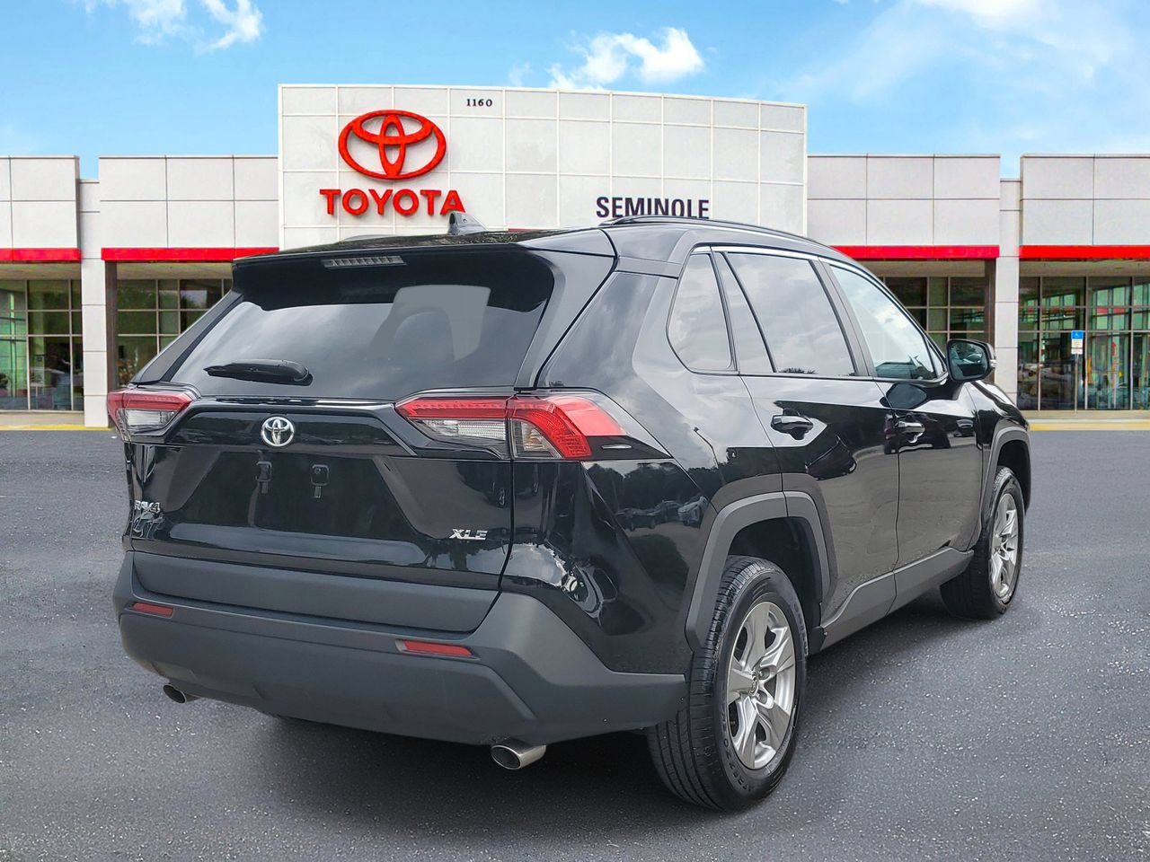 Used 2024 Toyota RAV4 XLE FWD image 3