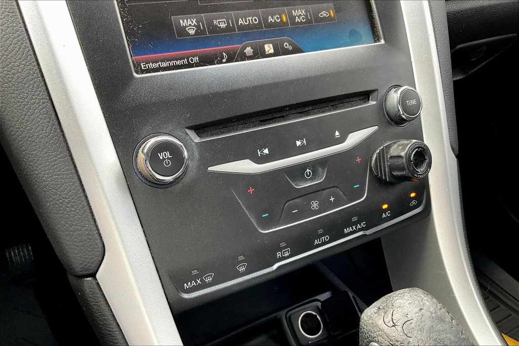 Used 2015 Ford Fusion SE FWD image 16