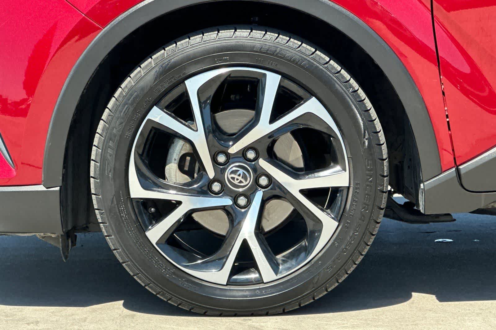 Used 2018 Toyota C-HR XLE FWD image 34