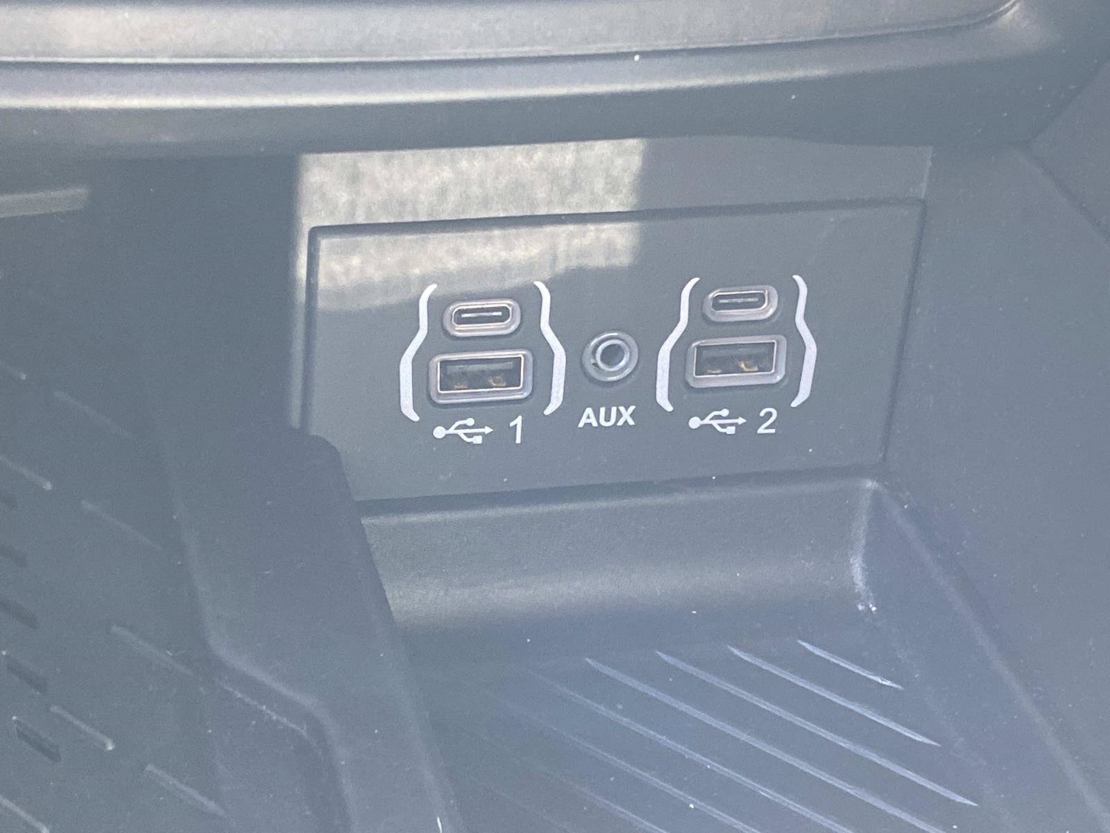 Used 2025 Chrysler Pacifica Limited FWD image 42