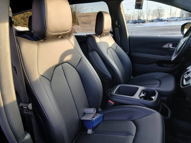 New 2026 Chrysler Pacifica Select image 32